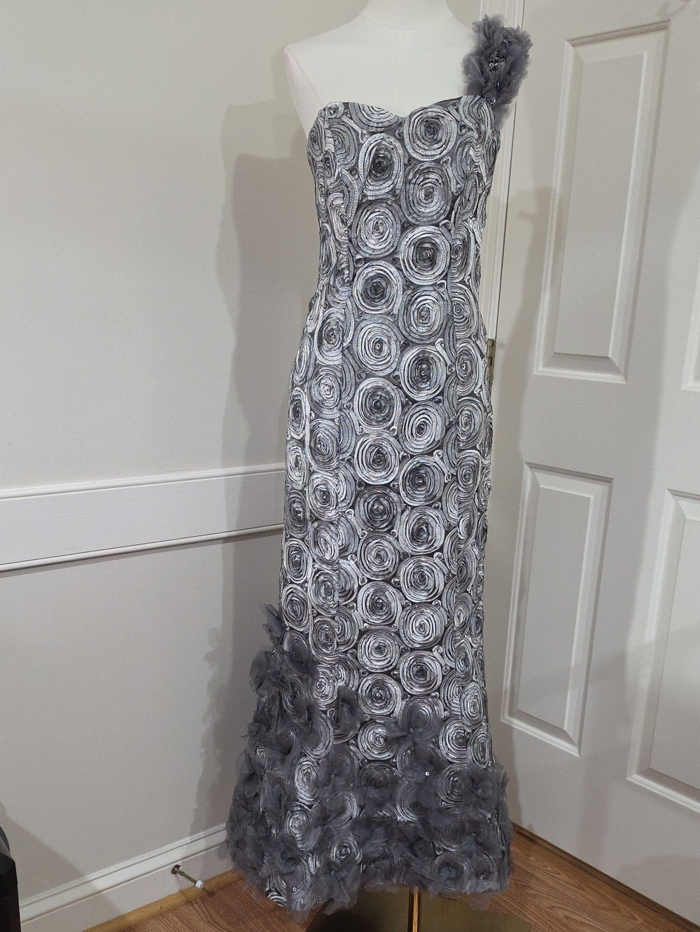 Judy Arce One-Shoulder 3D Rosette Mermaid Formal Gown Dress Grey Silver Sz 8